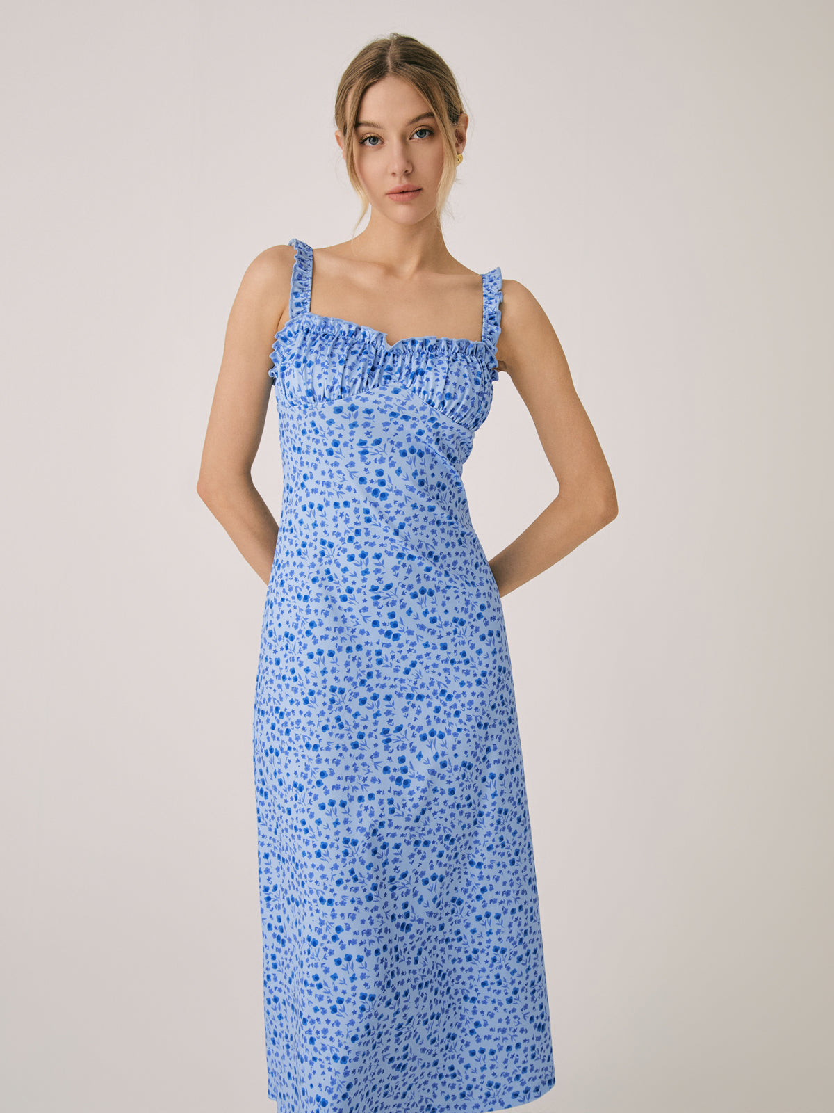 Boheme Kjole til Kvinder Chloe – Midi Feriekjole med Blomsterprint & Cami-stropper