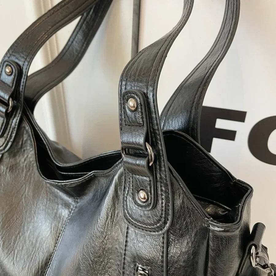 Dakota Dame Crossbody Taske – Elegant Lædertaske med Justerbar Rem & Rummeligt Design