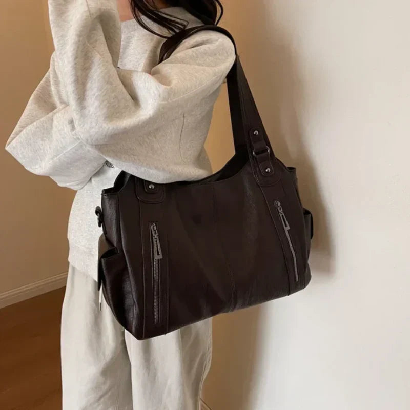 Dakota Dame Crossbody Taske – Elegant Lædertaske med Justerbar Rem & Rummeligt Design
