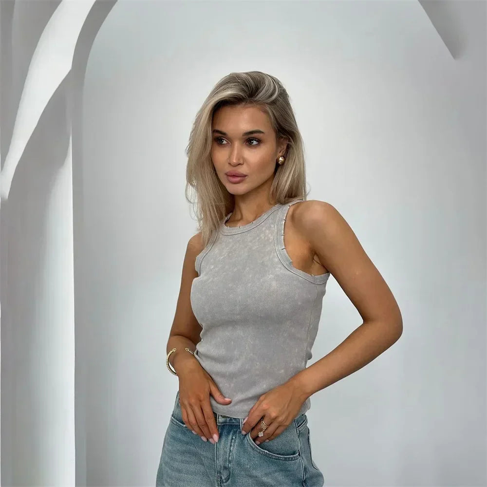 Ruby Tanktop til Kvinder – Kort Ærmeløs Top i Ribbede Materiale med Sexet Snit & Retro-touch