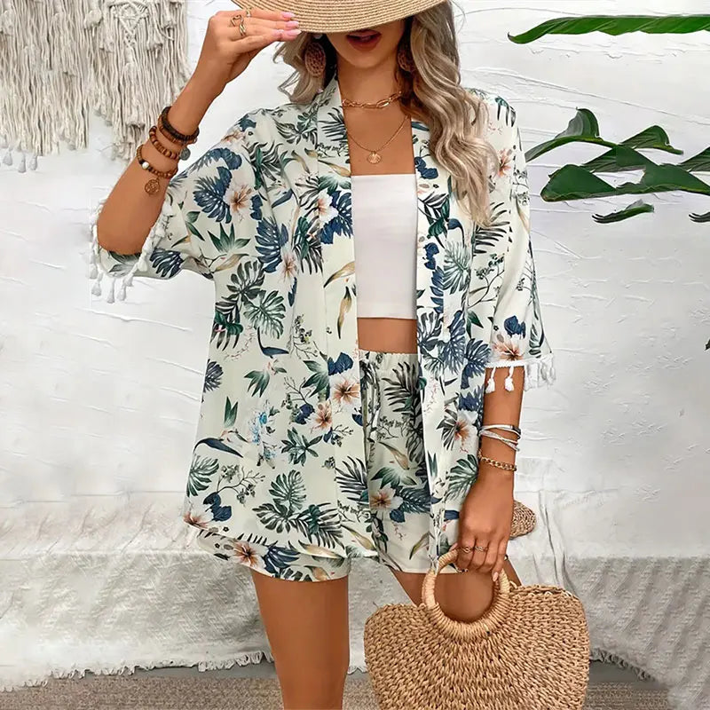 Dianella Sommer Sæt til Kvinder – To-delt Sæt med Blomstrede Shorts & Elegant Åben Cardigan