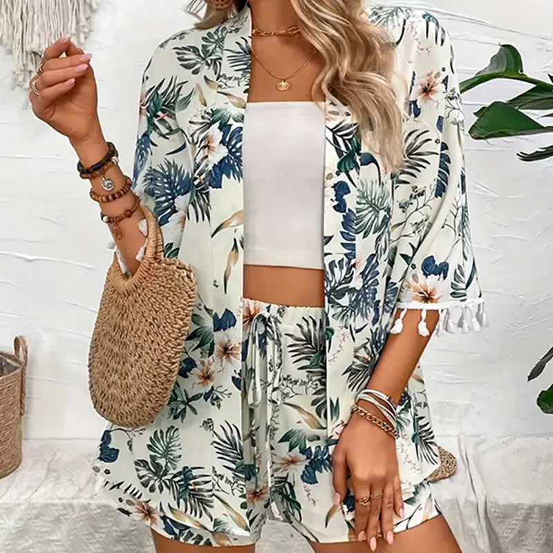 Dianella Sommer Sæt til Kvinder – To-delt Sæt med Blomstrede Shorts & Elegant Åben Cardigan